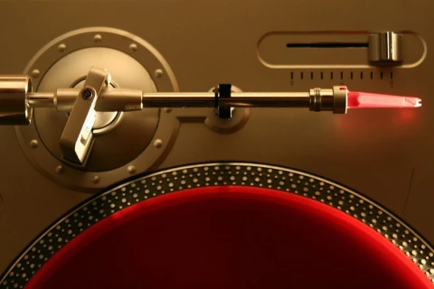 Dwa ramiona w gramofonie