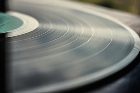 Rodzaje płyt winylowych – płyty długogrające, EP-ki, single