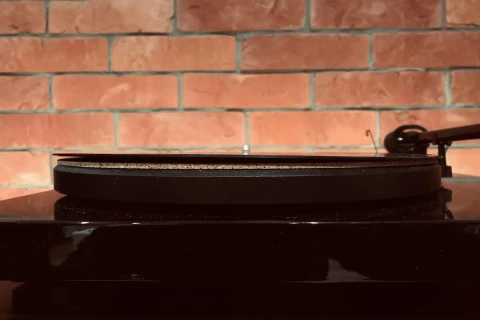 Krzywa płyta winylowa - czy da się ją wyprostować?