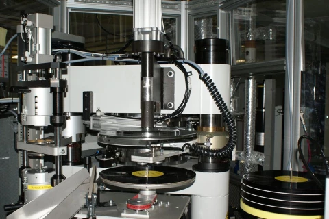Nowa era tłoczenia płyt winylowych - automatyczna linia tłocząca w XDiSC